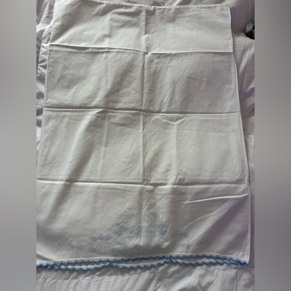 Vintage handmade  “his” and “hers” Embroidered Pillowcases - Picture 6 of 6
